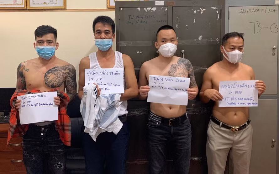 Đào Xuân Thắng (ngoài cùng, bên trái) cùng các đàn em bị bắt giữ.