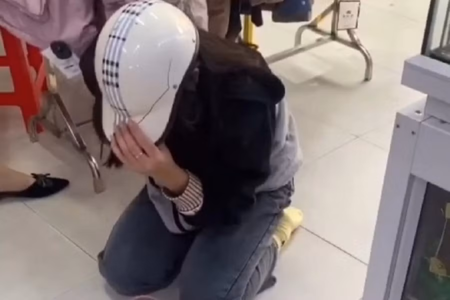 Nữ sinh bị chủ shop quần áo cắt tóc, cắt áo ngực, quay clip khiến cư dân mạng phẫn nộ.