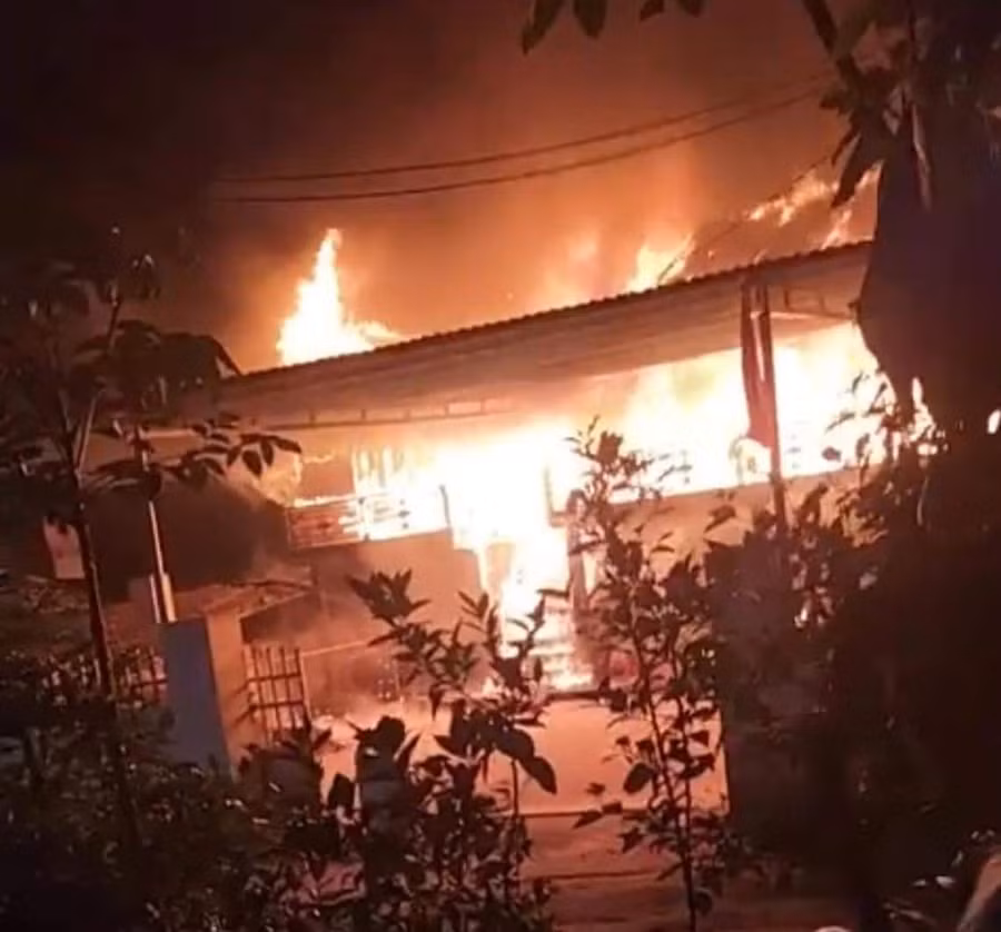 Hiện trường vụ hoả hoạn khiến căn nhà sàn bị thiêu rụi.