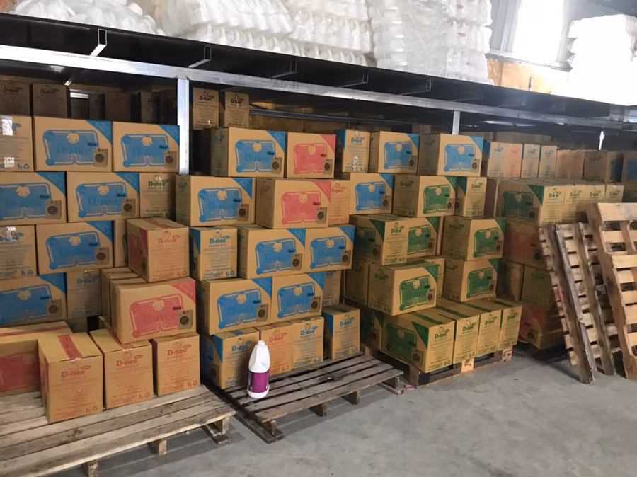 Số lượng lớn chất tẩy rửa giả mạo thương hiệu chuẩn bị xuất xưởng.