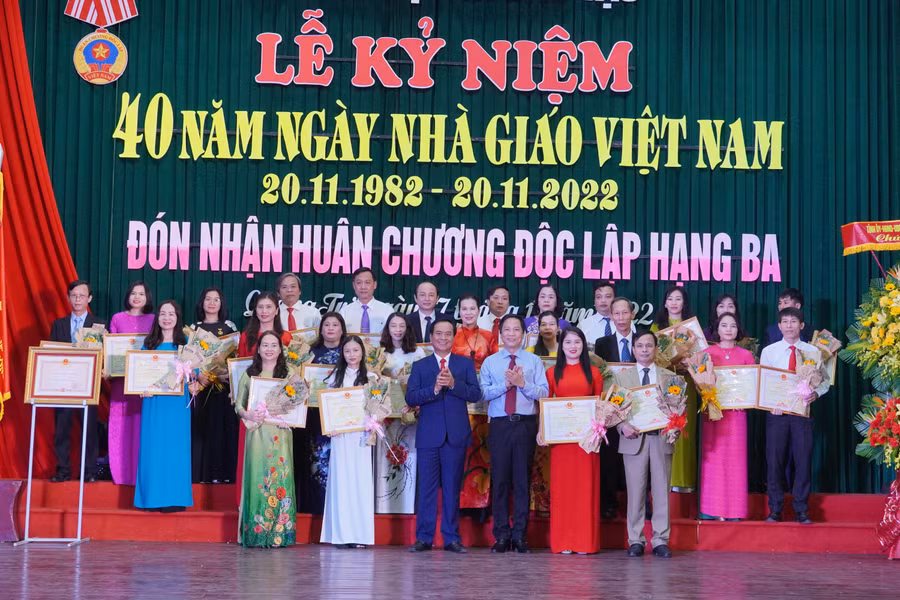 Chủ tịch UBND tỉnh tặng Bằng khen cho các tập thể có nhiều đóng góp cho sự nghiệp giáo dục. Chủ tịch UBND tỉnh tặng Bằng khen cho các tập thể có nhiều đóng góp cho sự nghiệp giáo dục.