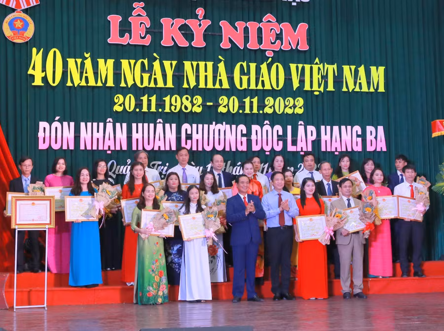 Tặng Bằng khen cho các cá nhân có thành tích. Tặng Bằng khen cho các cá nhân có thành tích.