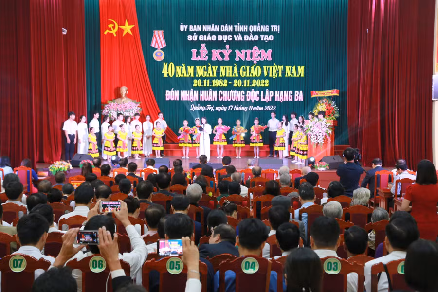 Văn nghệ chào mừng. Văn nghệ chào mừng.