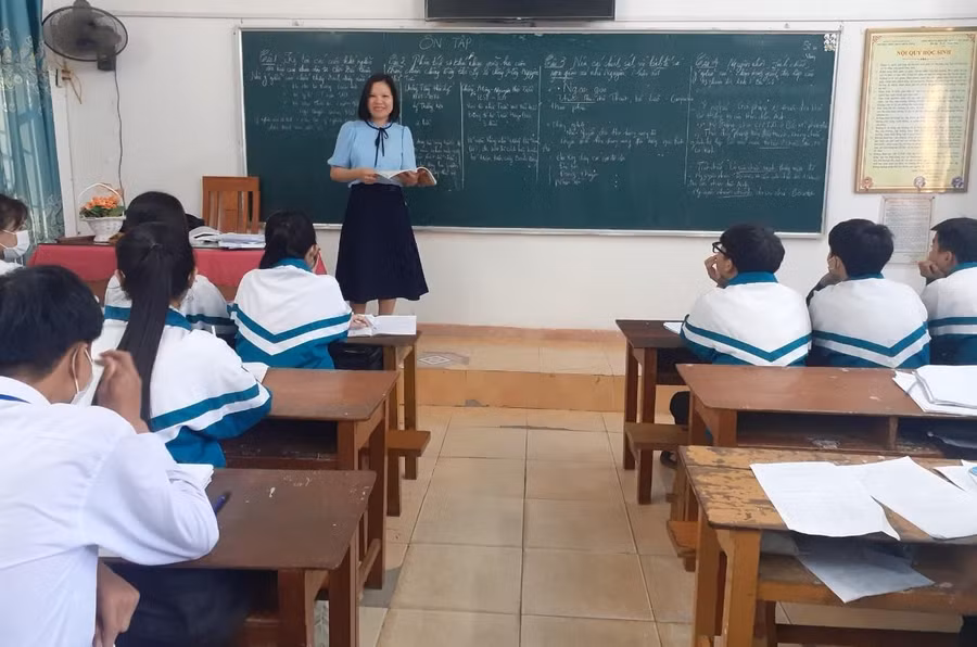 Các thầy cô giáo ở Trường THPT Trần Nhân Tông luôn giáo dục để học sinh nói không với thuốc lá.