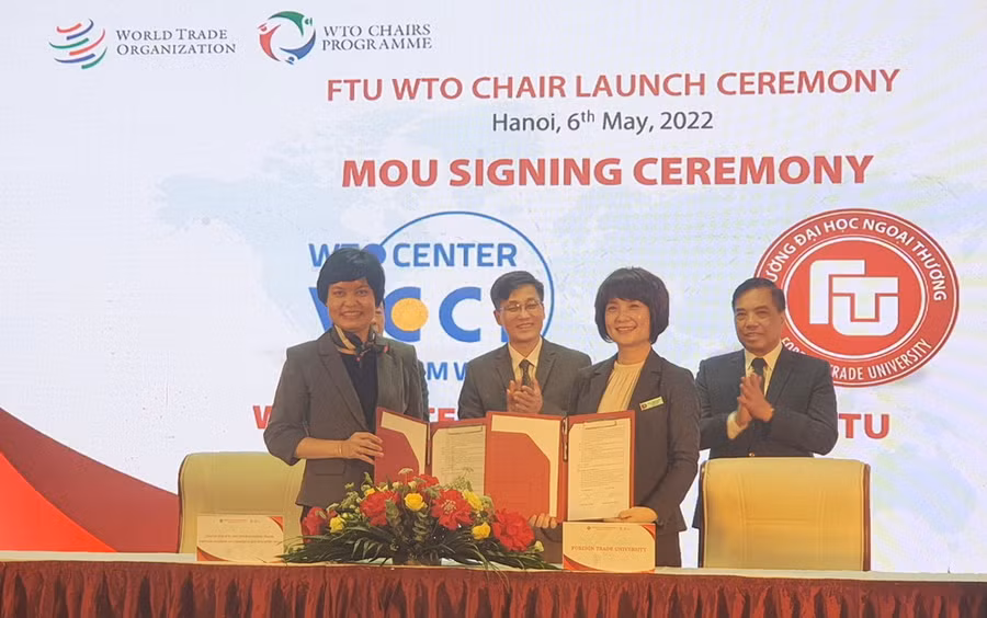 PGS.TS Phạm Thu Hương (bên phải hàng 1) ký kết thoả thuận hợp tác với đối tác.