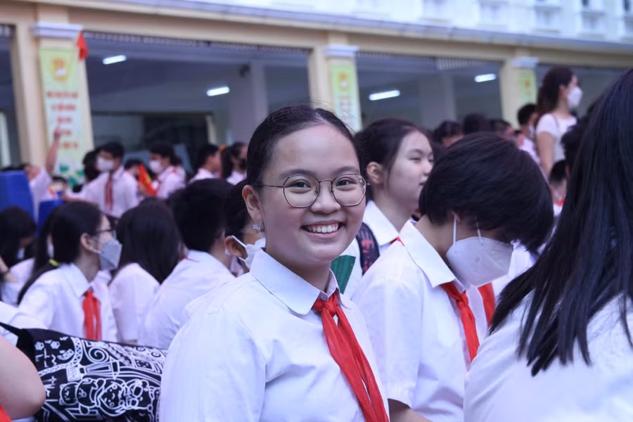 Nét mặt hồ hởi của một em học sinh tại Lễ khai giảng năm học 2022 - 2023 tại Trường THCS Trưng Vương.