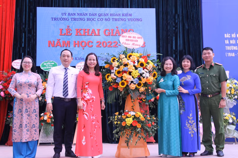 Đại diện Ban giám hiệu Trường THCS Trưng Vương chụp ảnh lưu niệm với các vị khách quý đến tham giữ Lễ khai giảng.