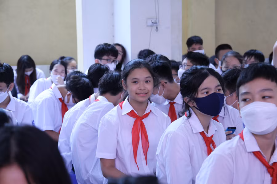 Em Hoàng Thuỳ Dung gửi lời chúc may mắn, hạnh phúc đến các thầy cô giáo trong Lễ khai giảng năm học 2022 - 2023.