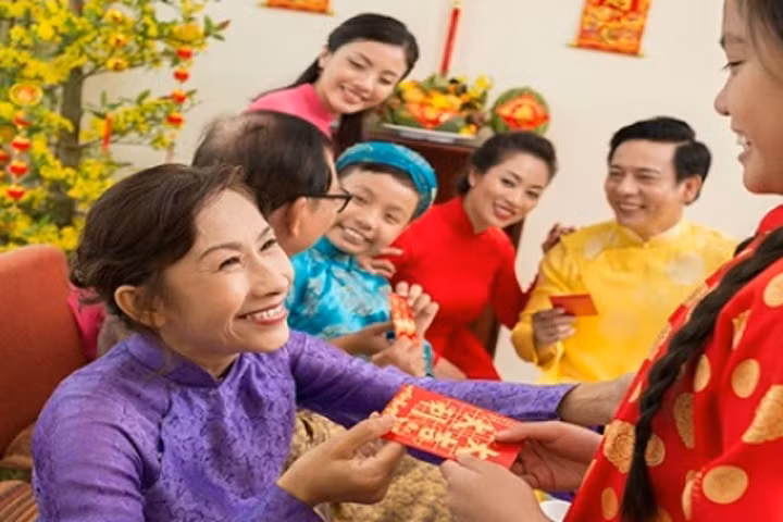 Dạy trẻ cách nhận lì xì