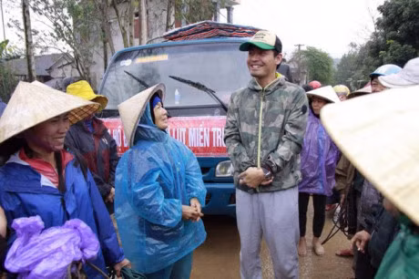 Tet den can ke, MC Phan Anh van miet mai doi mua di trao bo cho ba con mien Trung - Anh 4