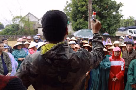 Tet den can ke, MC Phan Anh van miet mai doi mua di trao bo cho ba con mien Trung - Anh 3