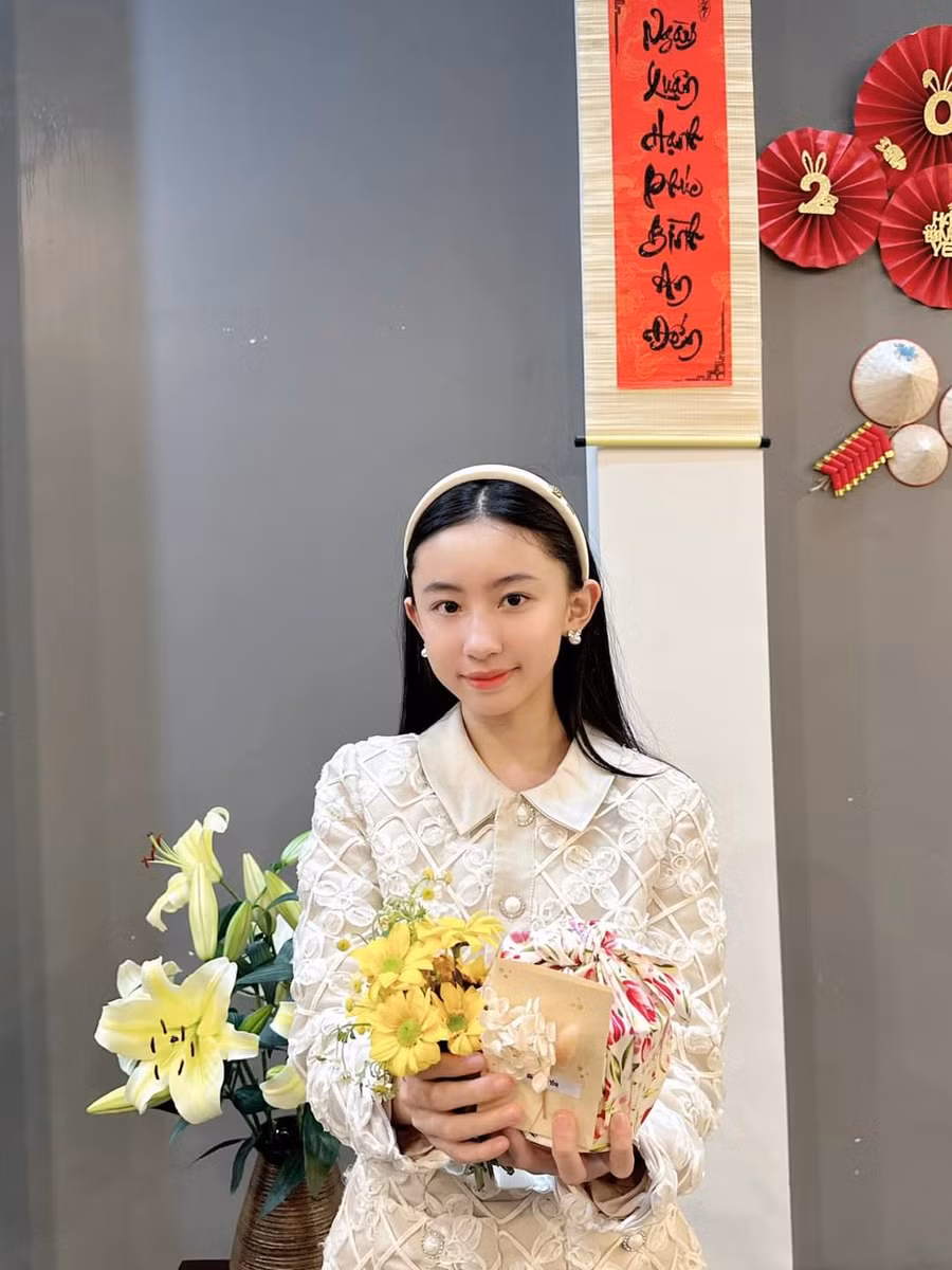 Với ông bà, cha mẹ, những món quà không quan trọng bởi vật chất bên trong mà là tình cảm, lòng biết ơn, sự yêu thương của các bé dành cho cha mẹ.