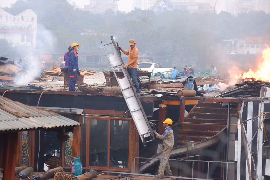 Tháo dỡ du thuyền bỏ hoang sau nhiều năm ở Hồ Tây ảnh 1