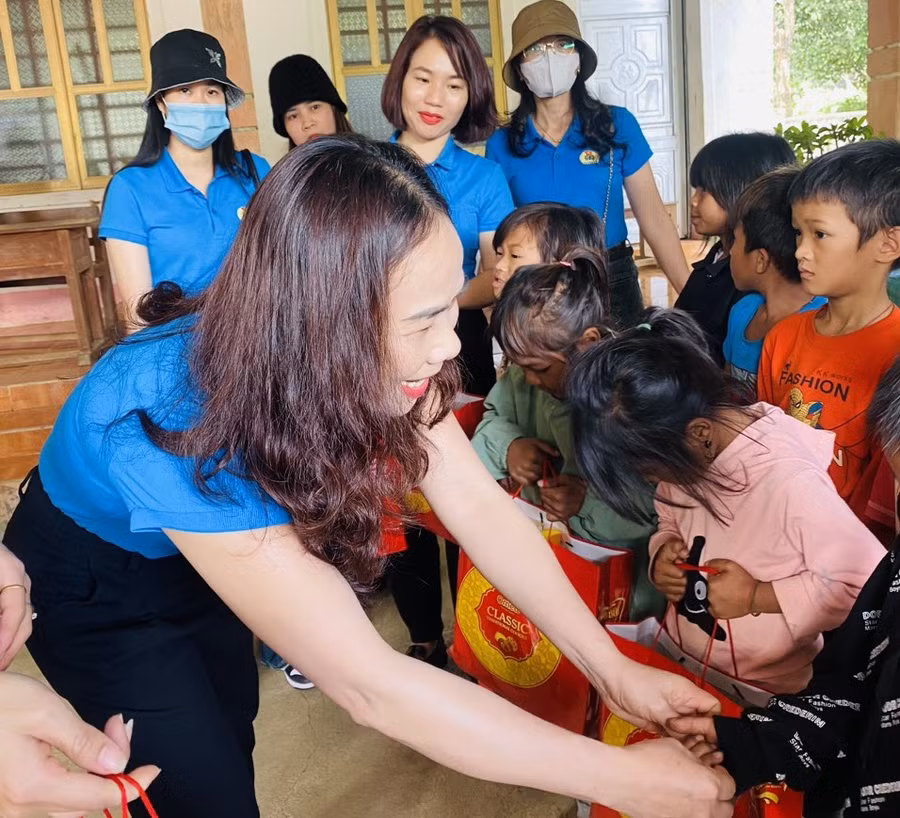 Đại diện nhà trường trao quà đến các em.