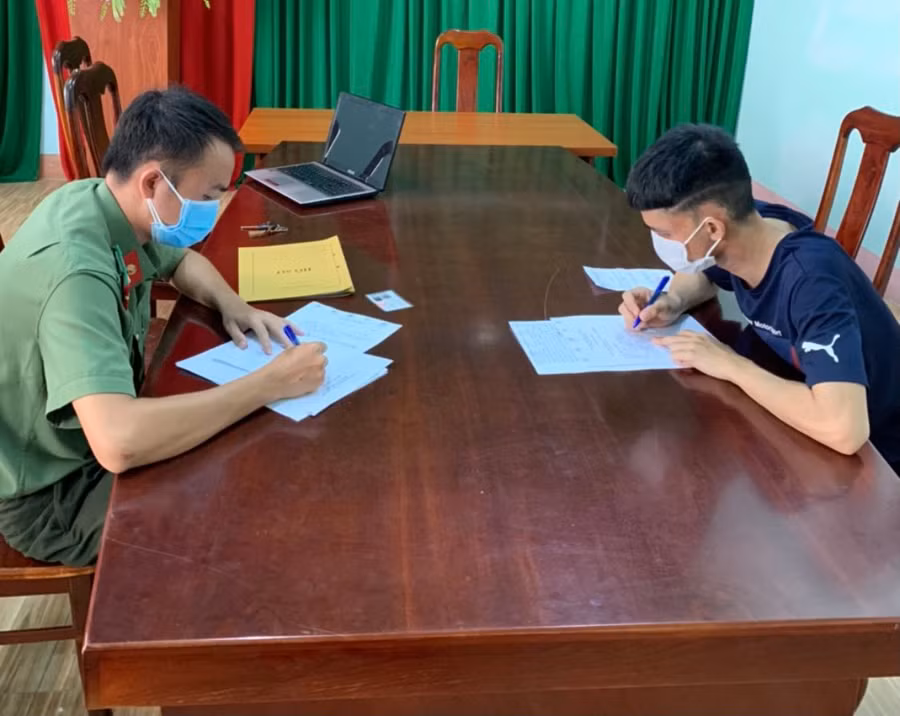 H.S.N. (SN 1999) làm việc với Cơ quan Công an.