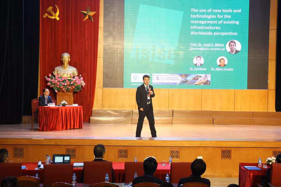 Chuyên gia nước ngoài trình bày báo cáo tham luận của mình tại hội thảo. Chuyên gia nước ngoài trình bày báo cáo tham luận của mình tại hội thảo.