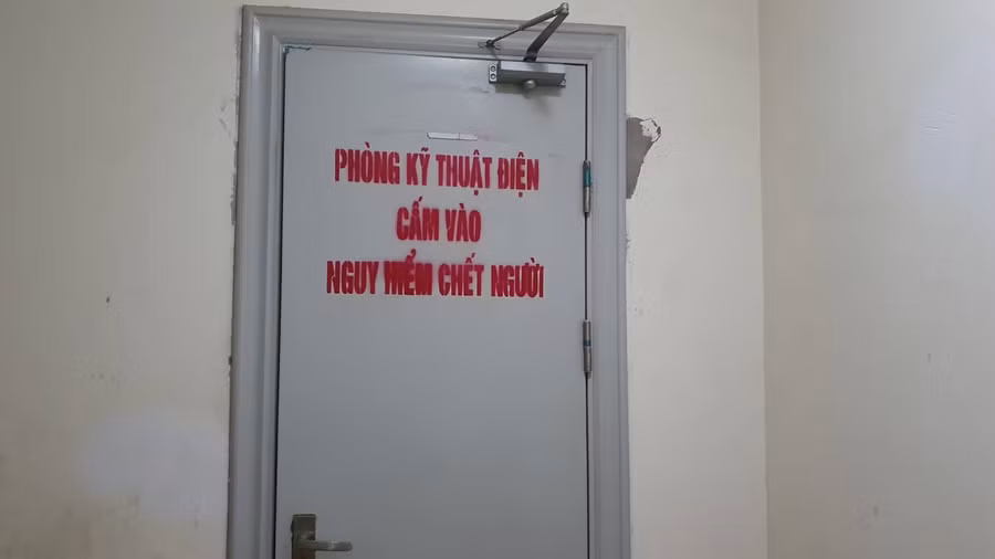 Phòng kỹ thuật điện được đặt ở vị trí bất hợp lý nếu phát sinh sự cố cháy tại tòa nhà.