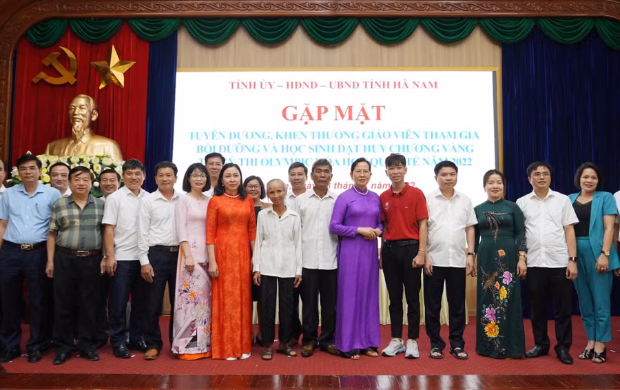Em Trần Đức Minh cùng các thầy cô giáo, bạn học và gia đình Em Trần Đức Minh cùng các thầy cô giáo, bạn học và gia đình