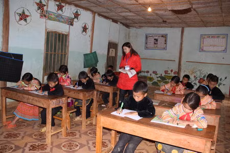 Giờ học của học sinh tiểu học xã Sín Chéng.