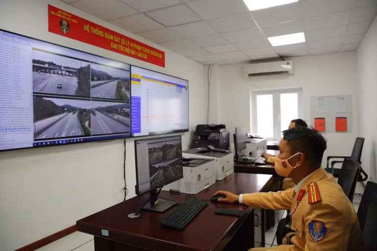 Lực lượng CSGT áp dụng công nghệ thông tin trong các mặt công tác tuần tra, kiểm soát giao thông.