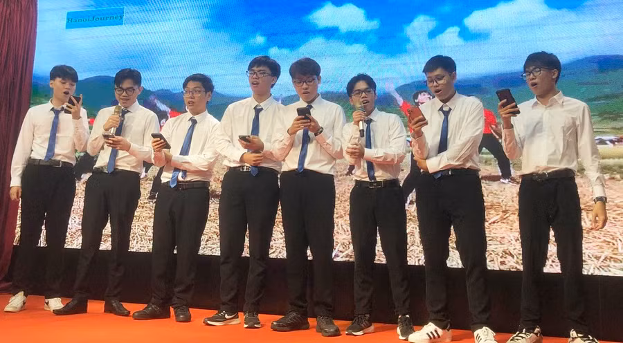 Đoàn học sinh đoạt giải Olympic và Khoa học kỹ thuật quốc tế năm 2023 tham gia chương trình giao lưu tối 15/12.