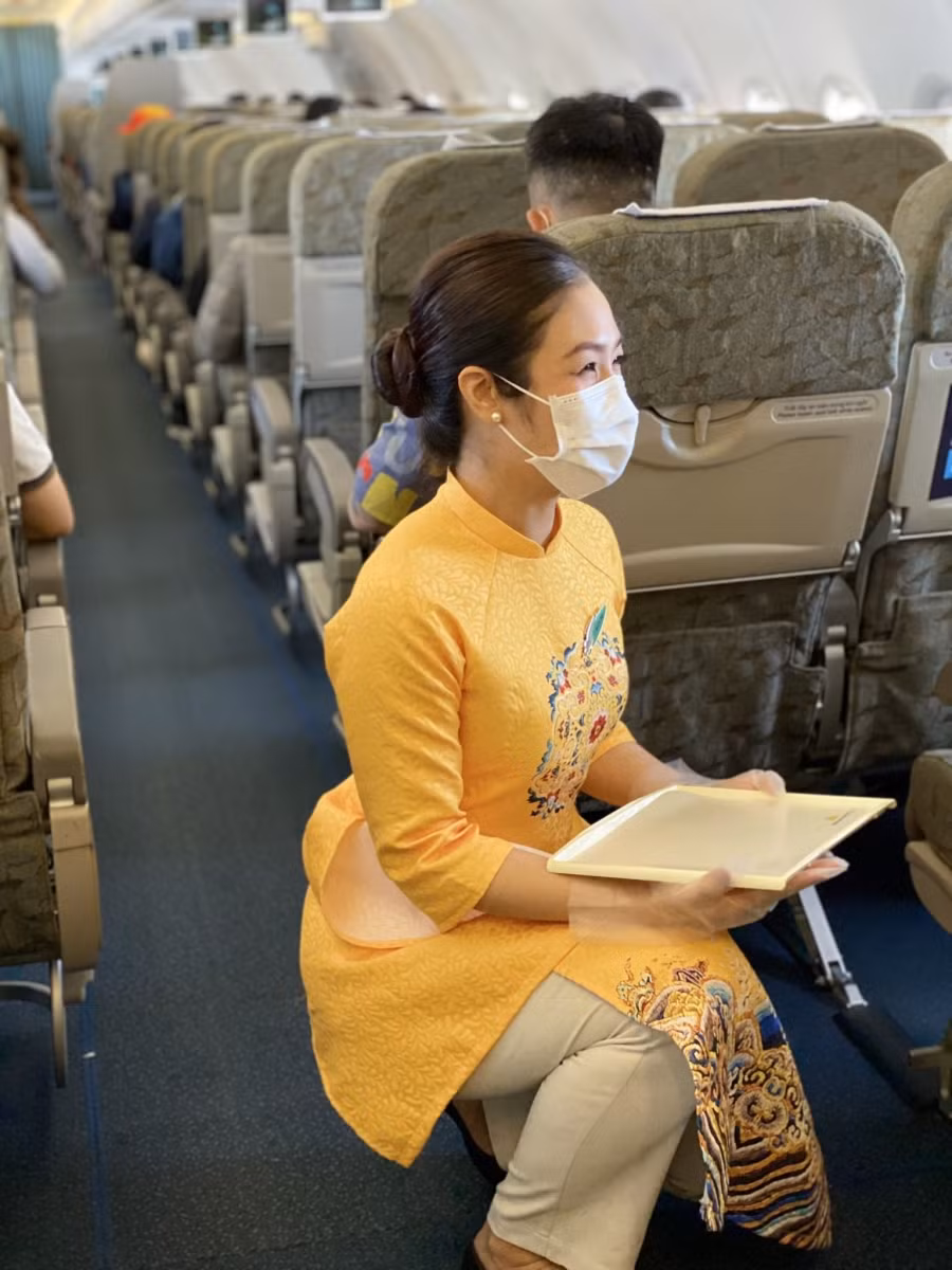 Hành khách có thể thấy những nhân viên, tiếp viên trong trang phục áo dài khác nhau với những chuyến bay khác nhau, nhưng vẫn rất đồng bộ về phong cách và họa tiết.
