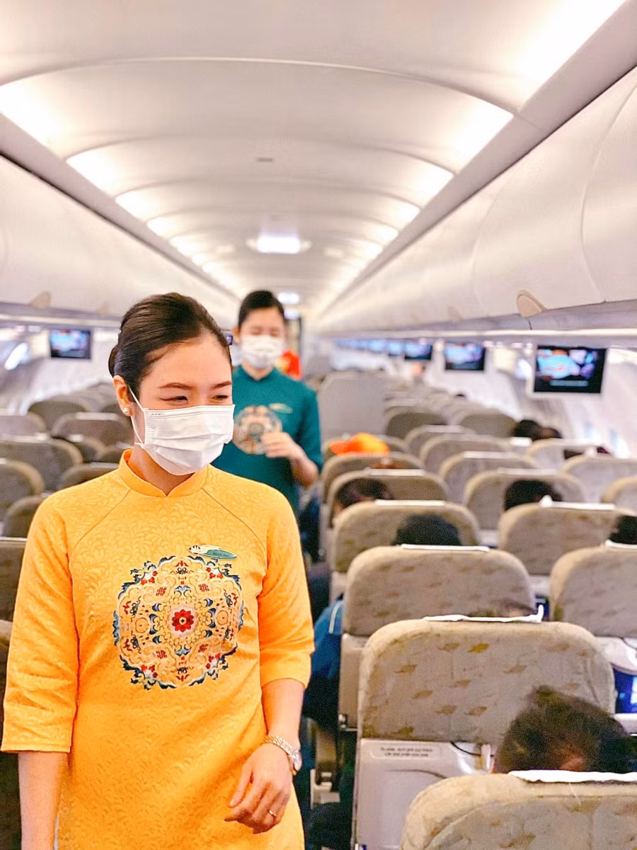 tiếp viên hàng không trong những tà áo dài truyền thống dịu dàng và kiều diễm.