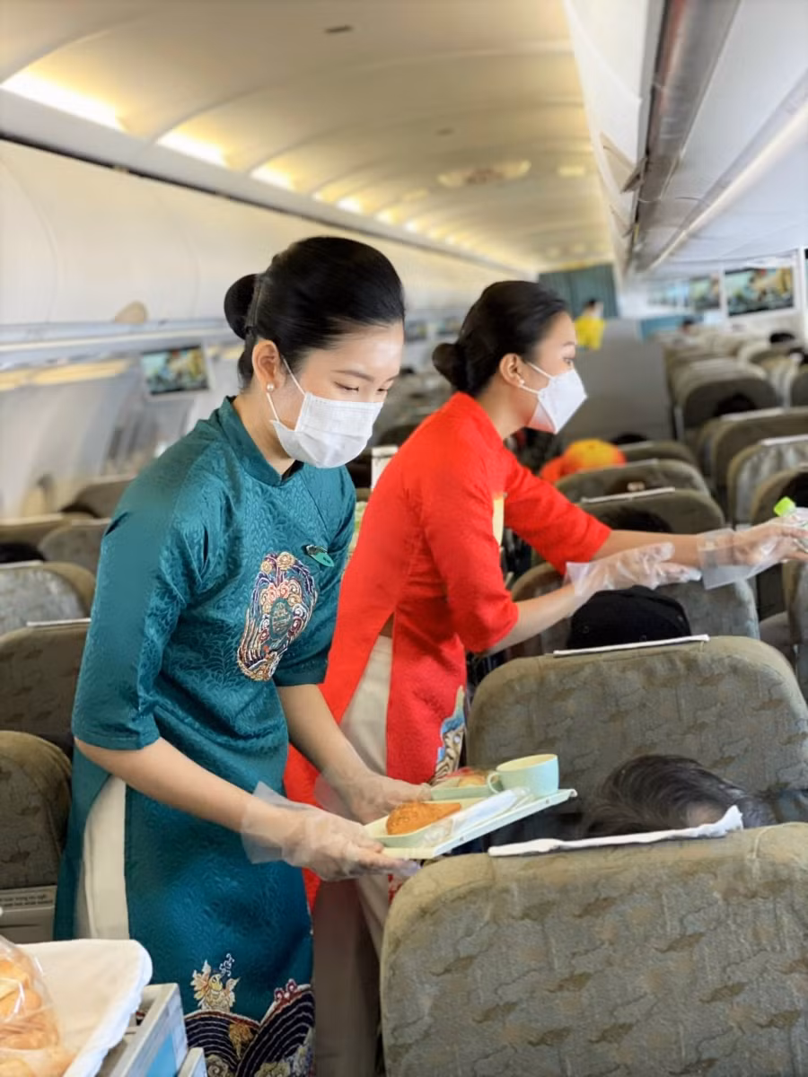 Không chỉ có những sắc màu vàng và xanh dương quen thuộc, sân bay, khoang máy bay giờ đây điểm xuyết thêm những sắc màu tươi tắn, rực rỡ để chào đón hành khách lên những chuyến bay ngày đầu năm.