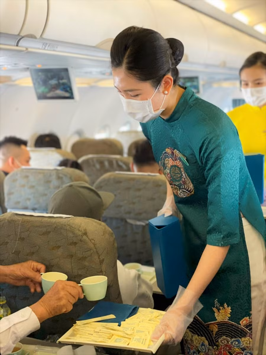 Trong văn hóa của người Việt, áo dài là một trong những bộ trang phục diện Tết không thể thiếu của người phụ nữ.