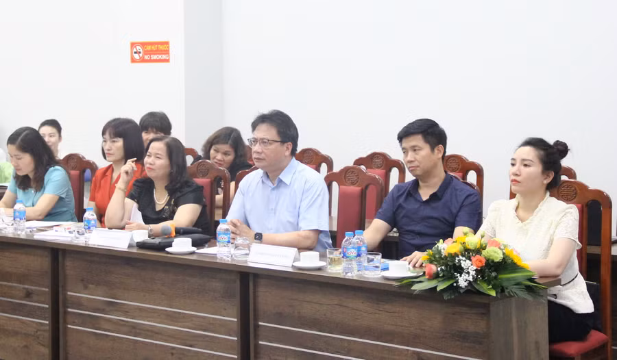Hội đồng xét Giải thưởng 'Nhà giáo Hà Nội tâm huyết, sáng tạo' lần thứ 7, năm 2023 của quận Tây Hồ. Hội đồng xét Giải thưởng 'Nhà giáo Hà Nội tâm huyết, sáng tạo' lần thứ 7, năm 2023 của quận Tây Hồ.