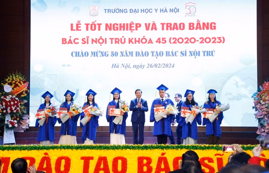 Phó Thủ tướng Trần Hồng Hà và các bác sĩ nội trú có thành tích học tập xuất sắc khoá 45 - Ảnh: VGP/MK. Phó Thủ tướng Trần Hồng Hà và các bác sĩ nội trú có thành tích học tập xuất sắc khoá 45 - Ảnh: VGP/MK.