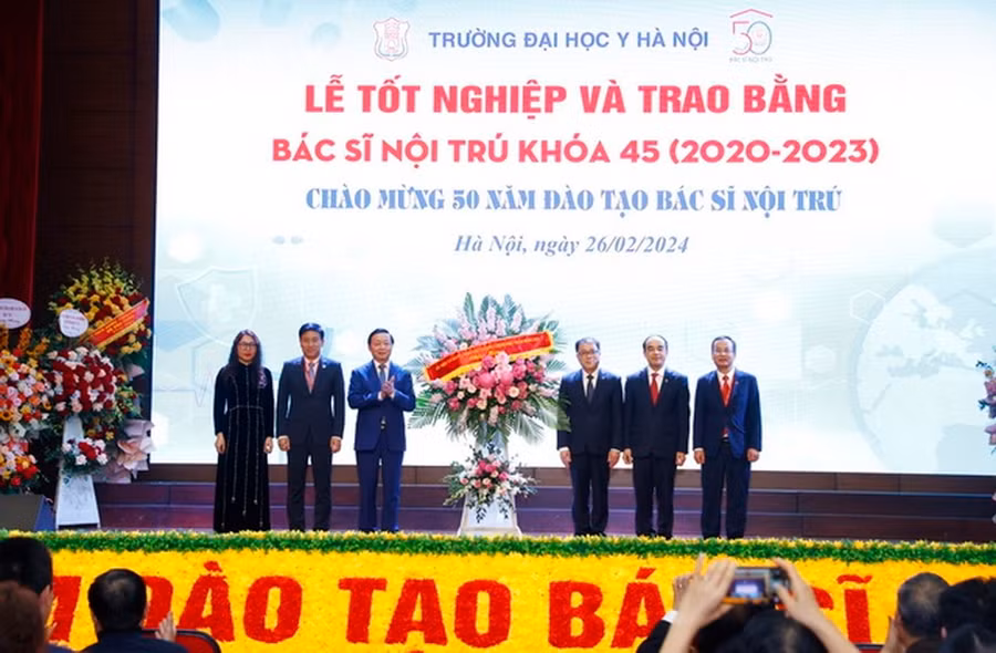 Phó Thủ tướng Trần Hồng Hà chúc mừng các thầy giáo – thầy thuốc Trường ĐH Y Hà Nội nhân kỷ niệm 69 năm Ngày Thầy thuốc Việt Nam - Ảnh: VGP/MK. Phó Thủ tướng Trần Hồng Hà chúc mừng các thầy giáo – thầy thuốc Trường ĐH Y Hà Nội nhân kỷ niệm 69 năm Ngày Thầy thuốc Việt Nam - Ảnh: VGP/MK.