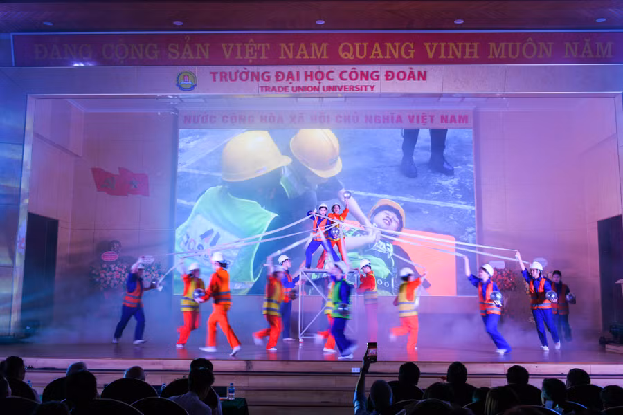 Tiết mục văn nghệ chào mừng được các bạn sinh viên trong khoa thể hiện. Tiết mục văn nghệ chào mừng được các bạn sinh viên trong khoa thể hiện.