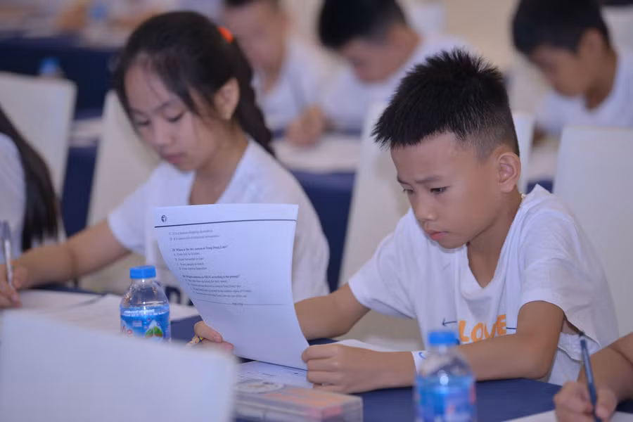 Các em trải qua các phần thi nghe, đọc, viết với kiến thức Tiếng Anh tiểu học kết hợp với kiến thức liên môn, kiến thức xã hội.