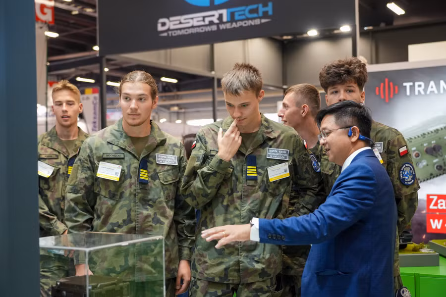 Các đoàn khách, doanh nghiệp quốc tế dành sự quan tâm cho các sản phẩm Make in Vietnam.