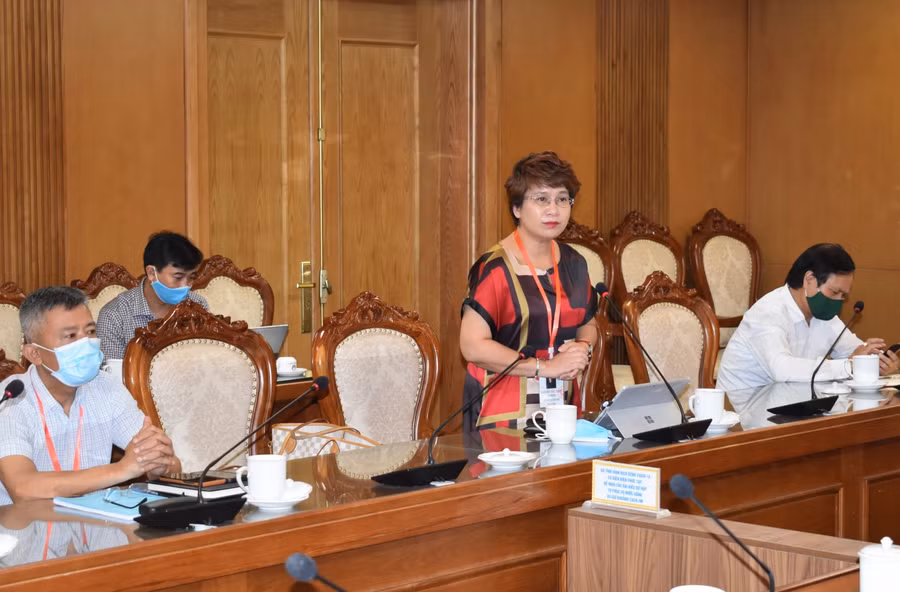 Các thành viên trong đoàn kiểm tra trao đổi ý kiến