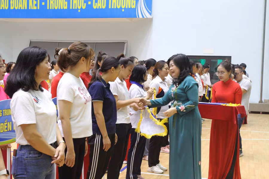 Ngày hội đã thu hút đông đảo lực lượng vận động viên, cổ động viên là giáo viên, nhân viên, học sinh các nhà trường. Ngày hội đã thu hút đông đảo lực lượng vận động viên, cổ động viên là giáo viên, nhân viên, học sinh các nhà trường.