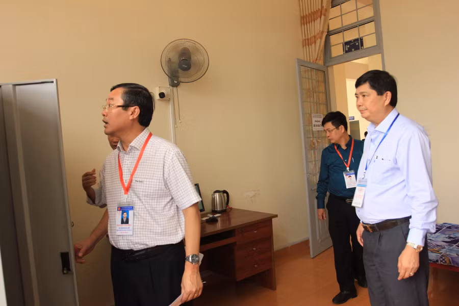 Thứ trưởng Nguyễn Văn Phúc kiểm tra công tác chuẩn bị cho Kỳ thi tại điểm thi THPT chuyên Nguyễn Du, tỉnh Đắk Lắk (ảnh: ĐV).