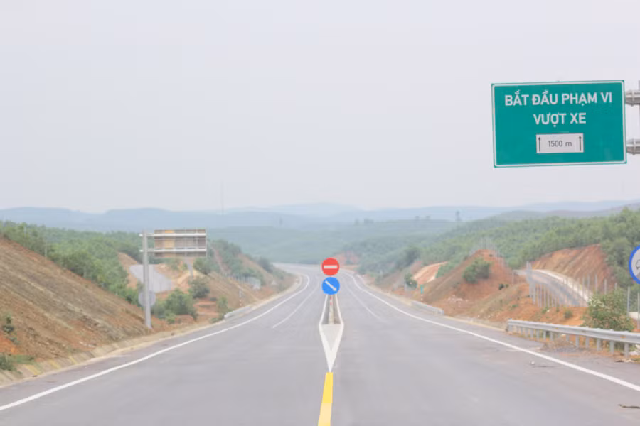 Hệ thống biển cảnh báo, chỉ dẫn đã được các đơn vị thi công hoàn thiện.