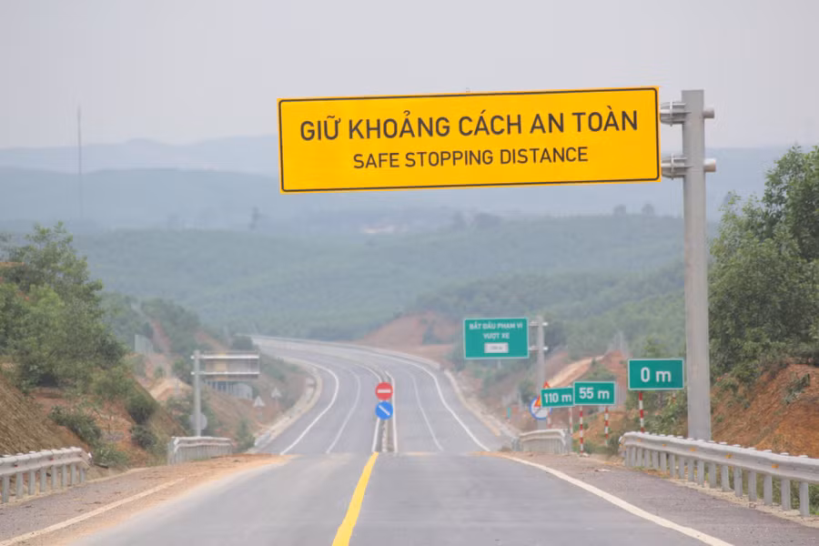 Dự án được khởi công năm 2019, với tổng mức đầu tư dự án hơn 7.600 tỷ đồng từ nguồn vốn trái phiếu Chính phủ với 11 gói thầu xây lắp. Đây là dự án đầu tiên trong 11 dự án thành phần của cao tốc Bắc - Nam phía Đông giai đoạn 2017-2020.