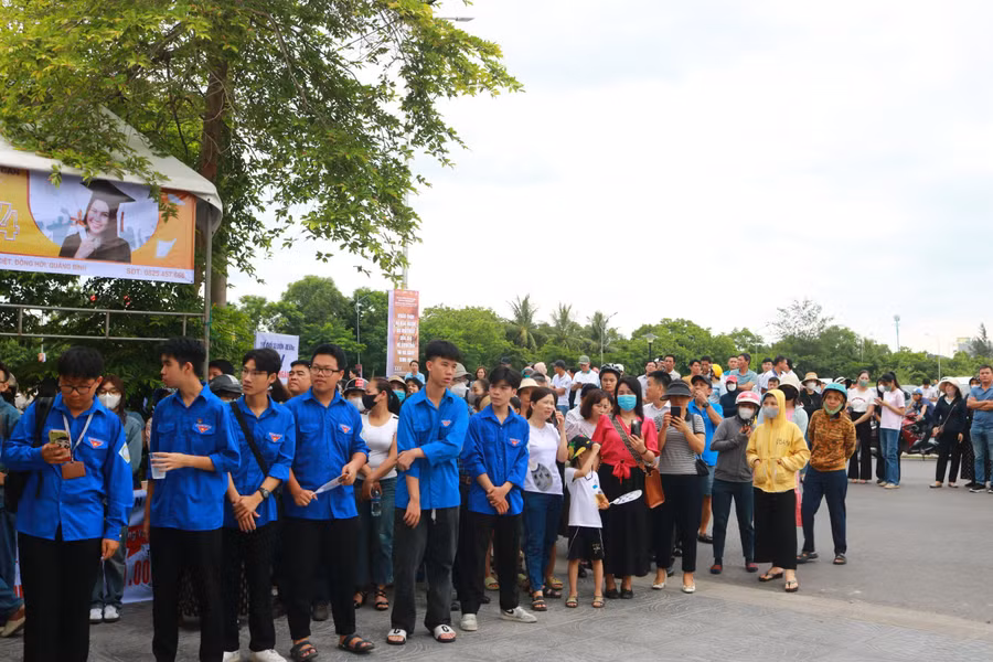 Thông tin từ Sở GD&amp;ĐT Quảng Bình, trong buổi thi môn Tiếng Anh sáng nay có 777/779 TS dự thi, vắng 2 TS (1 TS ốm, 1 TS không rõ lý do). Buổi thi đã diễn ra an toàn, nghiêm túc, đúng quy chế; không có cán bộ làm nhiệm vụ thi và không có TS vi phạm quy chế thi.