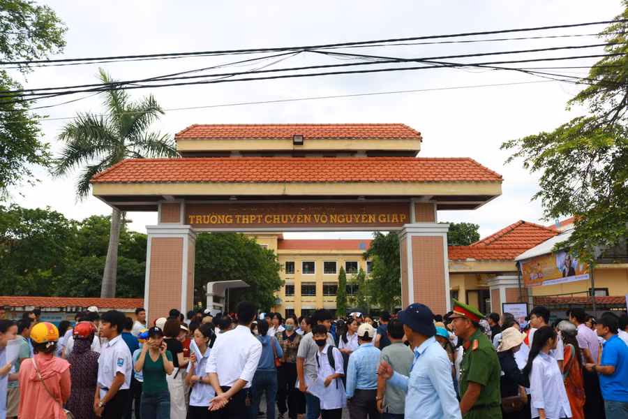 Năm học 2024-2025, Trường THPT chuyên Võ Nguyên Giáp không tổ chức tuyển sinh lớp không chuyên; tăng 1 lớp chuyên Văn so với năm học 2023-2024.