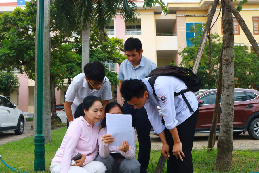 Kết thúc 60 phút làm bài, nhiều TS rời phòng thi trong tâm trạng vui vẻ, phấn khởi. Em Phạm Hữu Đạt cho biết: “Đề môn Tiếng Anh khá thú vị, em nghĩ bài thi của em sẽ trên 9 điểm. Tuy nhiên, theo quan điểm cá nhân thì em thấy rằng đề năm nay khó hơn những năm trước đó”.
