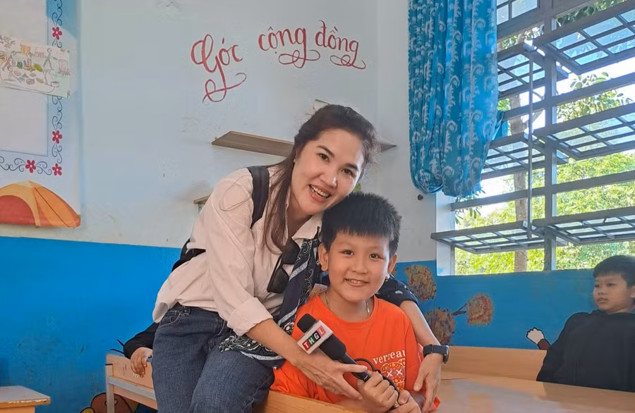 Phóng viên Nguyễn Hữu Hoà Giang cùng lũ trẻ ở lòng hồ Sê San 4.