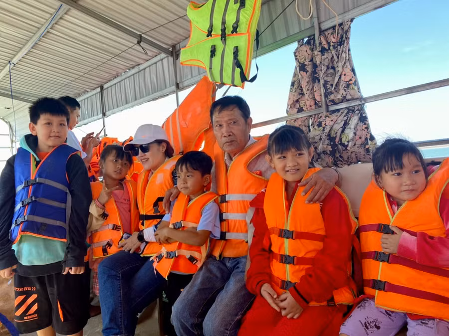 Để đến được lớp học chữ, lũ trẻ phải đi thuyền vượt qua sóng nước.