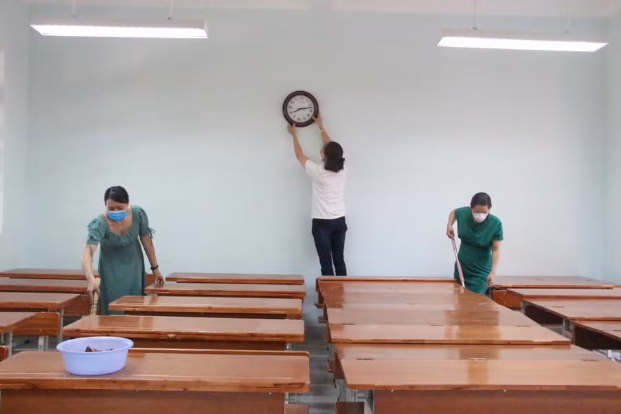 Giáo viên Trường Tiểu học Trần Phú (TP Kon Tum) dọn dẹp chuẩn bị đón học sinh ra lớp.