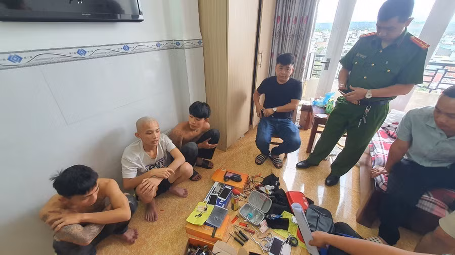 Các đối tượng bị Công an bắt giữ (ảnh: SĐ). Các đối tượng bị Công an bắt giữ (ảnh: SĐ).