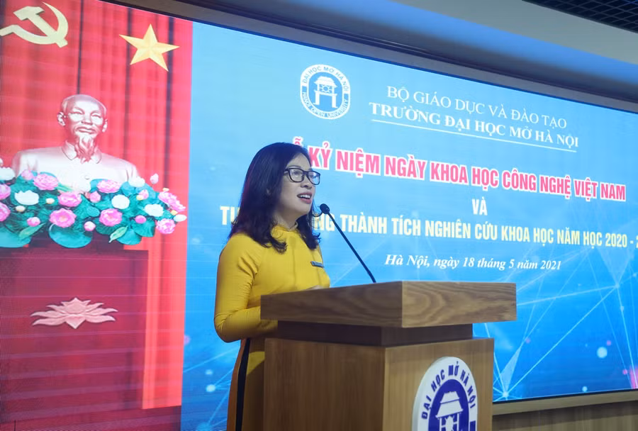 PGS.TS Nguyễn Thị Nhung – Hiệu trưởng Trường ĐH Mở Hà Nội phát biểu khai mạc