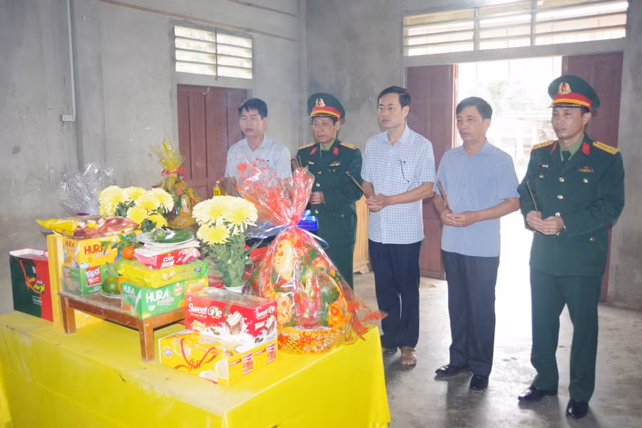 Lãnh đạo huyện Cam Lộ dâng hương viếng các liệt sĩ. Ảnh: Bá Minh.