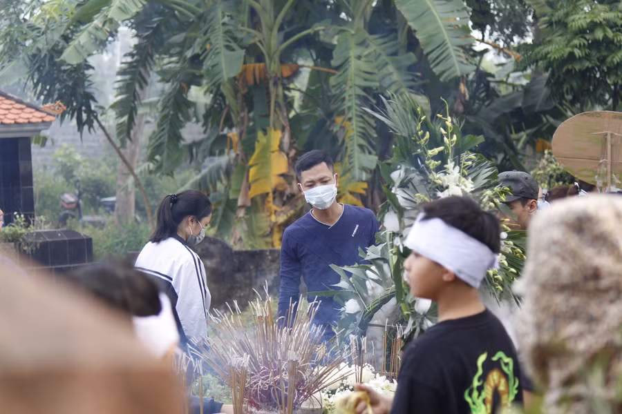 Hàng trăm người đau đớn đưa tiễn nữ sinh Học viện Ngân hàng về nơi an nghỉ ảnh 11